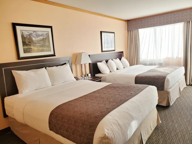 غرفة بسرير كينج وسرير كوين في الطابق الأرضي، Travelodge by Wyndham Golden Sportsman Lodge 1/15