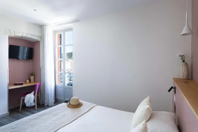 جناح بسرير كوين بإطلالة على المرفأ بمنطقة جلوس، Best Western Hotel Du Roy D'aragon 1/2