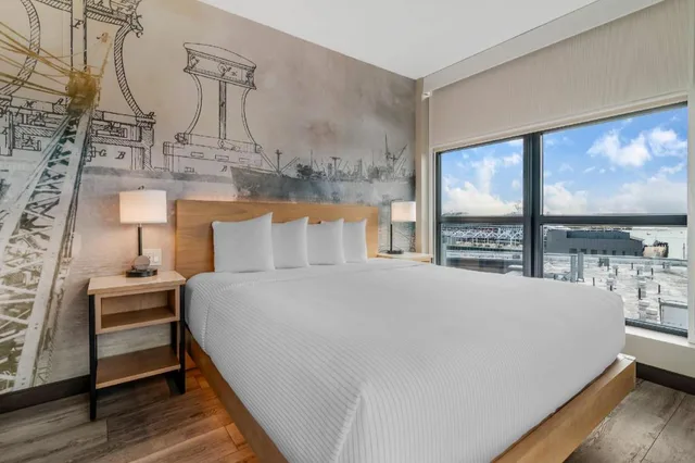 Upgrade, Suite, King Bed، Cambria Hotel Portland Downtown Old Port 3/3
