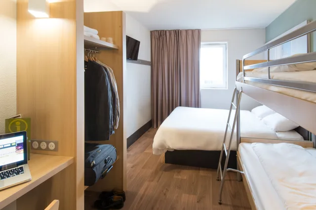 Room, Quadruple, Double and Twin Beds, B&B Hotel Nancy Laxou Zenith 2/3
