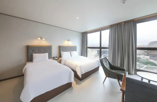غرفة سوبيريور صغيرة بسرير كوين وسرير فردي، Sunrise Hotel Sungsan 5/10