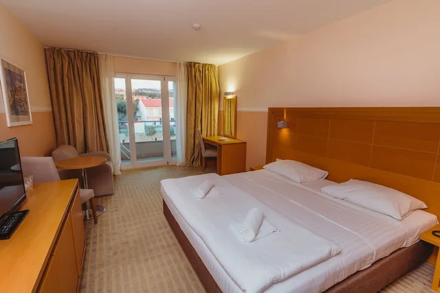 غرفة سوبيريور بسرير كينج بإطلالة على المتنزه بشرفة مع سرير إضافي، Family Hotel La Luna – All inclusive 1/8