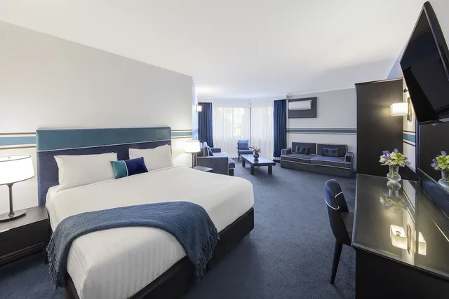 غرفة بسرير كينج، Ramada by Wyndham Diplomat Canberra 1/3
