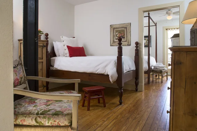 Renovated, Signature, Suite, 1 Queen and 1 Single Bed، The Fife And Drum Inn 2/2