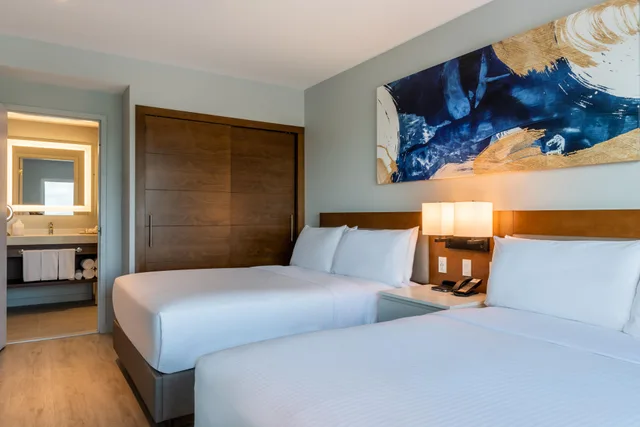 جناح كلاسيكي بسرير مزدوج بإطلالة على المسبح، Embassy Suites by Hilton Aruba Resort 2/4