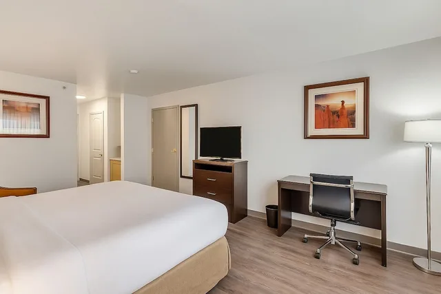 غرفة قياسية بسرير كينج، Clarion Inn Salt Lake City Airport 3/10
