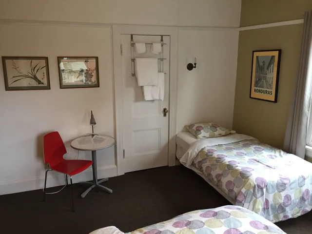 Standard, 1 Queen and 1 Single Bed, Middle Floor، Portland International Guesthouse 2/7