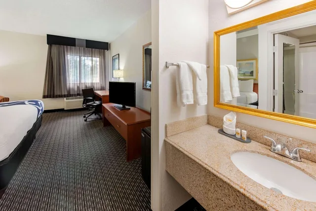 غرفة ديلوكس تنفيذية بسرير كينج، La Quinta Inn by Wyndham Ft. Lauderdale Tamarac East 5/9