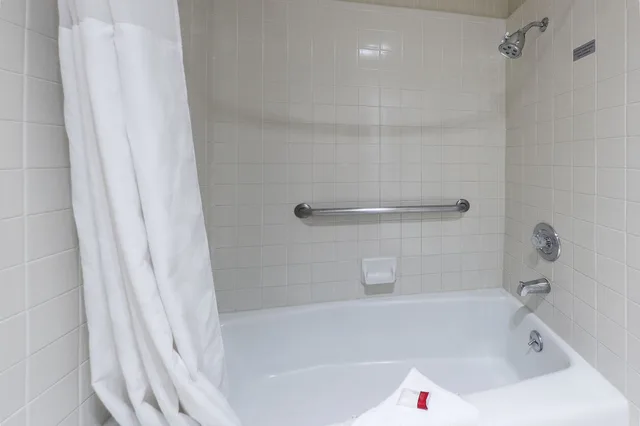 غرفة بسرير كينج لذوي الإعاقة، Ramada By Wyndham Costa Mesa/Newport Beach 9/10