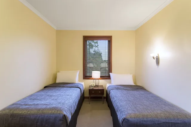 شقة بسرير كوين وسريرين فرديين بمطبخ، Best Western Colonial Village Motel 3/5