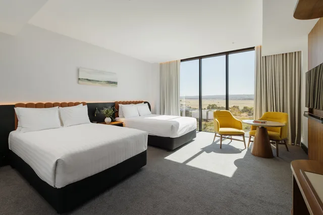 غرفة بريميوم بسريرين مزدوجين، Crowne Plaza Adelaide Mawson Lakes 4/6