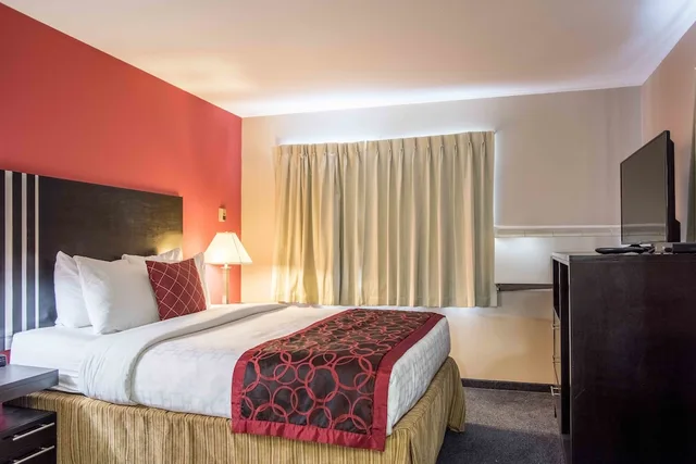 غرفة بسرير كوين بمطبخ صغير، Ramada by Wyndham 100 Mile House 2/5