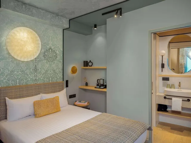 Double Tradition، Hotel Louison 2/6