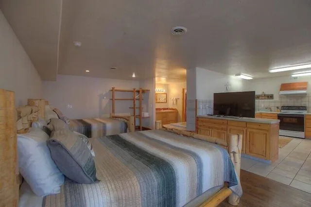 Theme, Cabin, 2 Queen Beds، Soap Lake Resort, a Dazzler Select by Wyndham 1/1