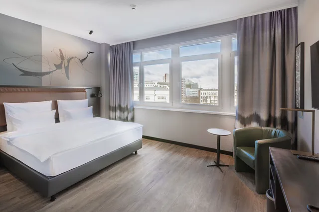 غرفة بزنس ثلاثية بسرير كينج وسرير فردي، TITANIC Comfort Kurfurstendamm 1/4