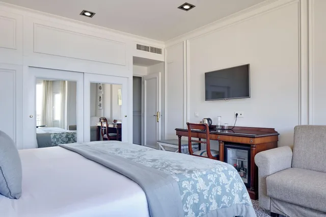 غرفة كلاسيكية بسرير مزدوج بإطلالة على البحر بشرفة، Hotel De Londres Y De Inglaterra 1/6