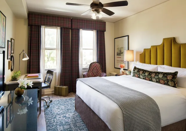 Deluxe, King Bed, Graduate by Hilton Berkeley 2/3