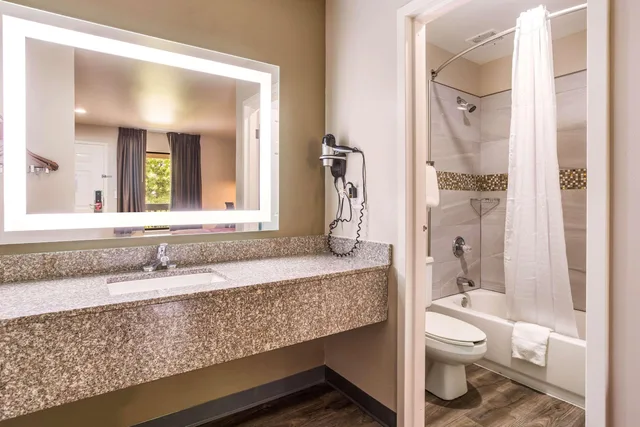 غرفة رباعية بسريرين كوين، Econo Lodge Inn & Suites Murfreesboro Shopping District 3/4