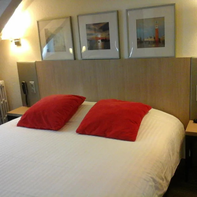 غرفة ثلاثية، Hotel Carmin 8/10
