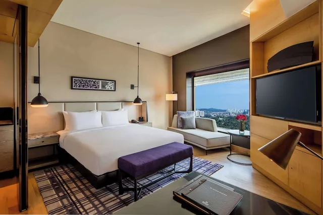 غرفة ديلوكس بسرير كينج بإطلالة على البحيرة، Hilton Kuala Lumpur 6/8