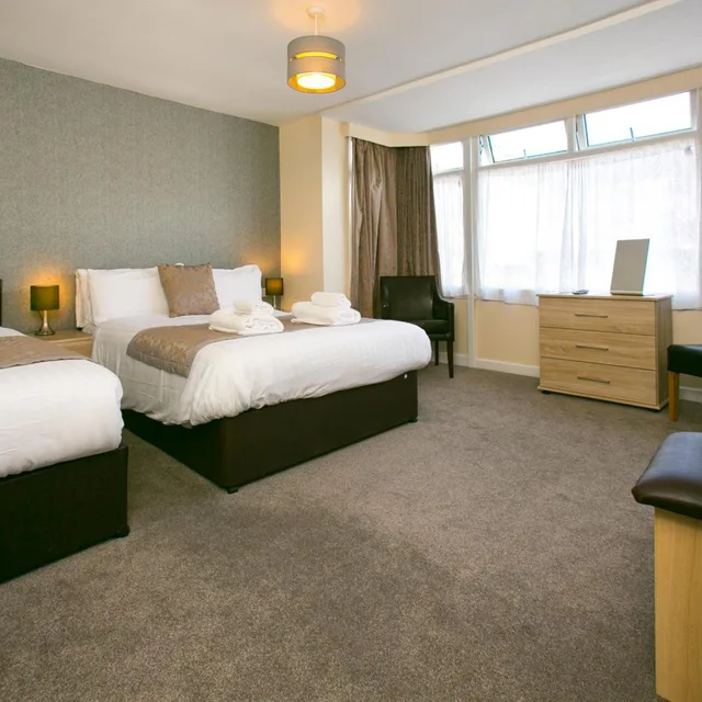 غرفة قياسية ثلاثية، The Auckland Hotel 4/4