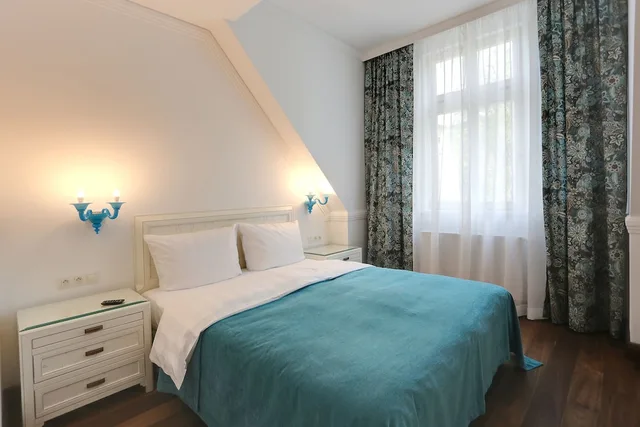 غرفة عائلية رباعية بسرير كوين بغرفة نوم واحدة مع أريكة بمطبخ صغير، Ferdinandhof Apart-Hotel 1/3
