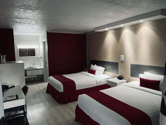 غرفة بسريرين مزدوجين بإطلالة على المسبح، Travelodge by Wyndham Orlando / Heart of International Drive 1/7