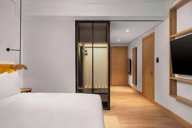 Room, King Bed, Atrium View, Accessible، Hilton Garden Inn Baku 1/4