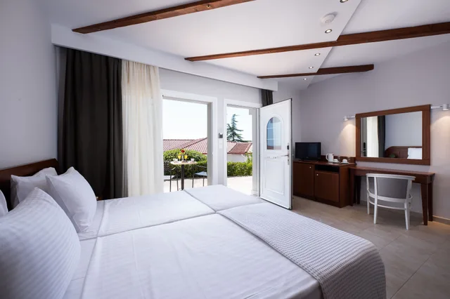 غرفة عائلية بأربعة أسرّة بإطلالة على الحديقة، Alexandros Palace Hotel and Suites 3/10