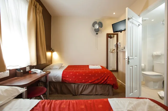 غرفة ثلاثية بسرير مزدوج وسرير فردي بحمام خاص، Marble Arch Inn 2/4