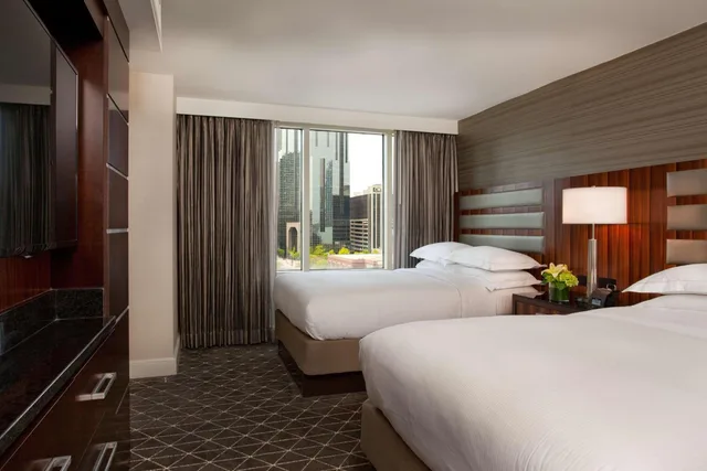 جناح بسريرين مزدوجين بغرفة نوم واحدة مع أريكة، HILTON NASHVILLE-DOWNTOWN 5/6