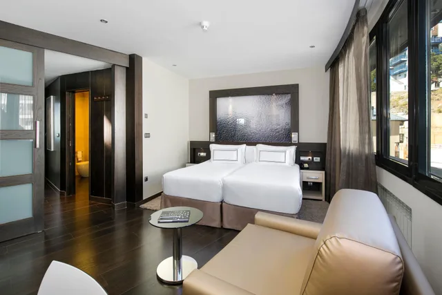 Connecting, the Level، Melia Sol y Nieve 5/7