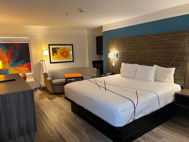 غرفة ديلوكس بسرير كينج لذوي الإعاقة، La Quinta Inn & Suites by Wyndham OKC North - Quail Springs 1/4