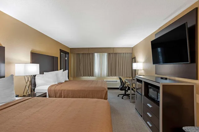 جناح بسريرين كوين مع أريكة بمنطقة جلوس، Best Western Plus Reading Inn & Suites 3/4