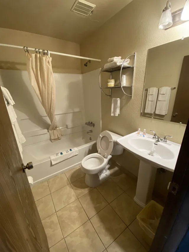 غرفة قياسية بسريرين كوين، Rodeway Inn Rifle 2/3