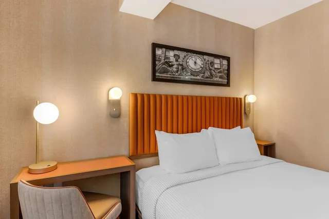 غرفة قياسية بسرير كينج، Cambria Hotel New York Times Square 2/3
