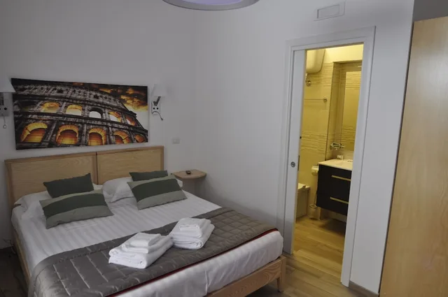 غرفة كلاسيكية رباعية بسريرين منفصلين بشرفة مع أريكة، Flatinrome Deluxe Rooms 2/10