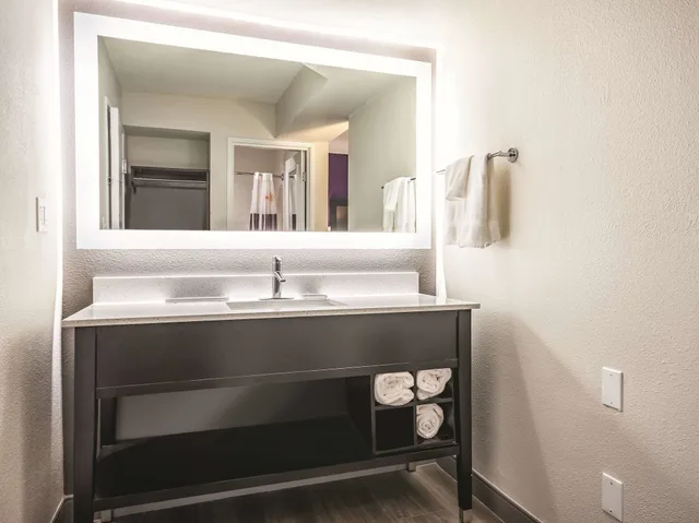 جناح ديلوكس بسرير كينج مع أريكة، La Quinta Inn & Suites by Wyndham Hartford - Bradley Airport 6/6