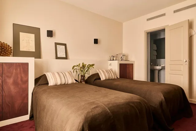 غرفة بسريرين منفصلين، Hotel Nude Paris - Color Vision 1/5