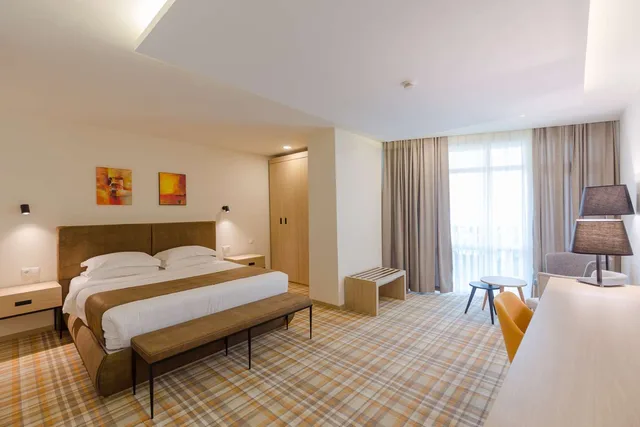 غرفة بسرير كينج وسرير فردي بإطلالة على الجبل بشرفة، Best Western Premier Batumi 1/16
