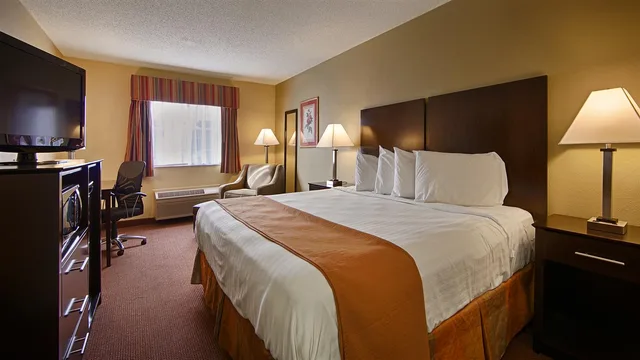 غرفة بسرير كوين لذوي الإعاقة، Best Western Muncie 1/3