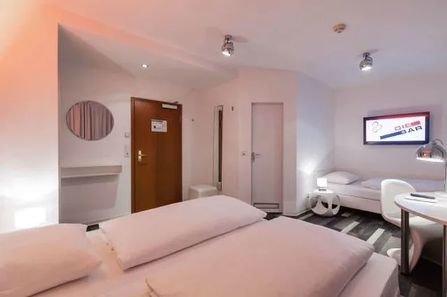 غرفة ثلاثية، Cityhotel Monopol 1/4