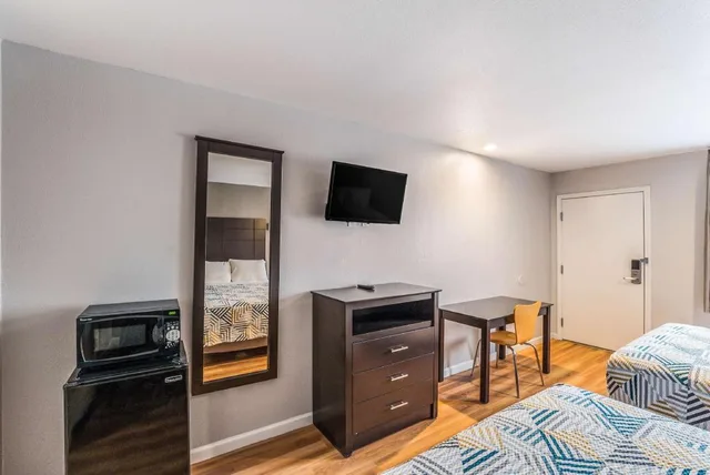 2 Queen Beds Non-Smoking, Micfridge، Motel6 Dallas, TX 6/9