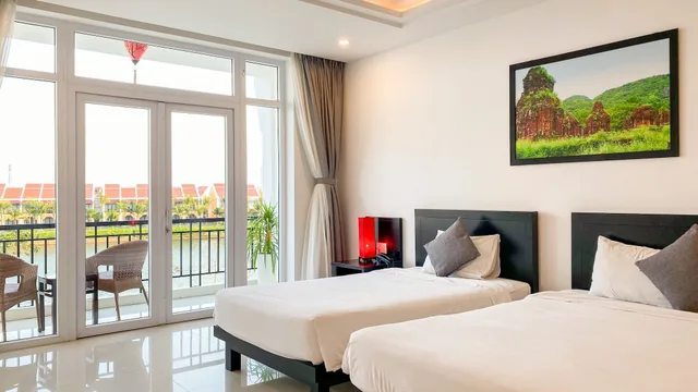 غرفة عائلية ثلاثية بسرير كينج وسرير فردي بإطلالة على النهر بشرفة، Riverside White House Villa 1/4