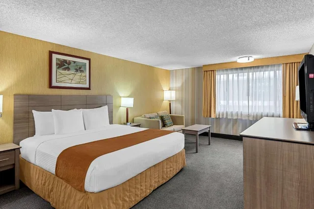 غرفة بسرير كينج مع أريكة، Best Western Cascadia Inn 1/6