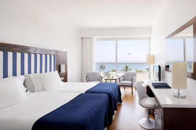 غرفة قياسية بإطلالة على البحر مع أريكة، Grecian Sands Hotel 3/7