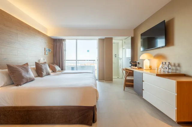 غرفة ديلوكس ثلاثية بإطلالة على البحر، Leonardo Boutique Hotel Mallorca Port Portals 1/6