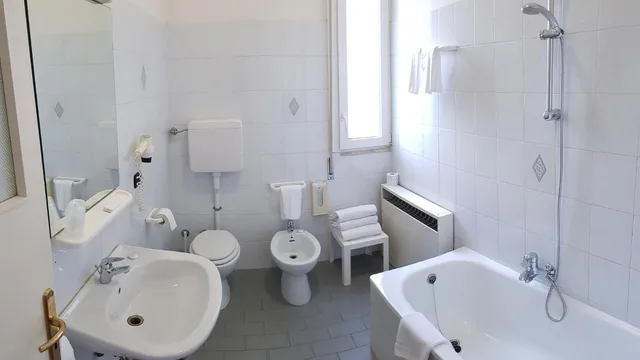 غرفة رباعية، Terme Di Castel San Pietro 5/8
