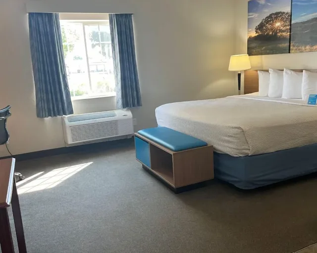 جناح بسرير كينج مع أريكة، Days Inn & Suites by Wyndham Columbus NE 2/10