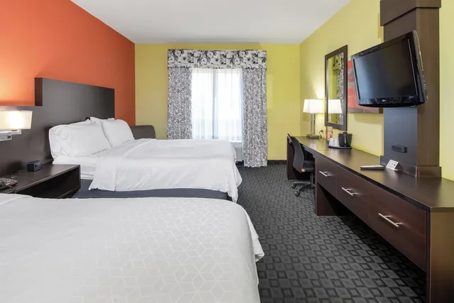 غرفة قياسية بسريرين كوين لذوي الإعاقة، Holiday Inn Garland 2/6